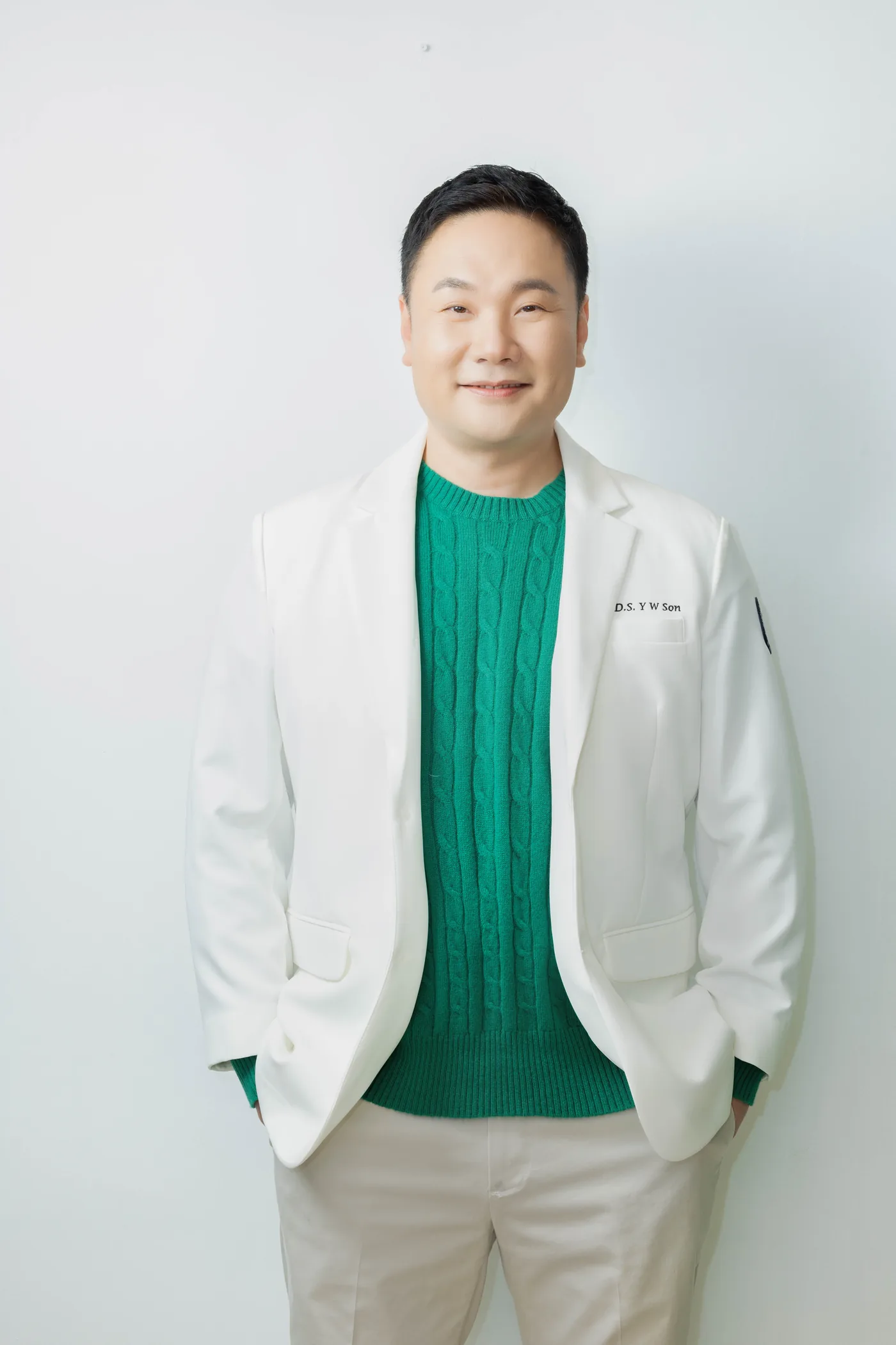 흰 가운을 입은 손영우 대표원장