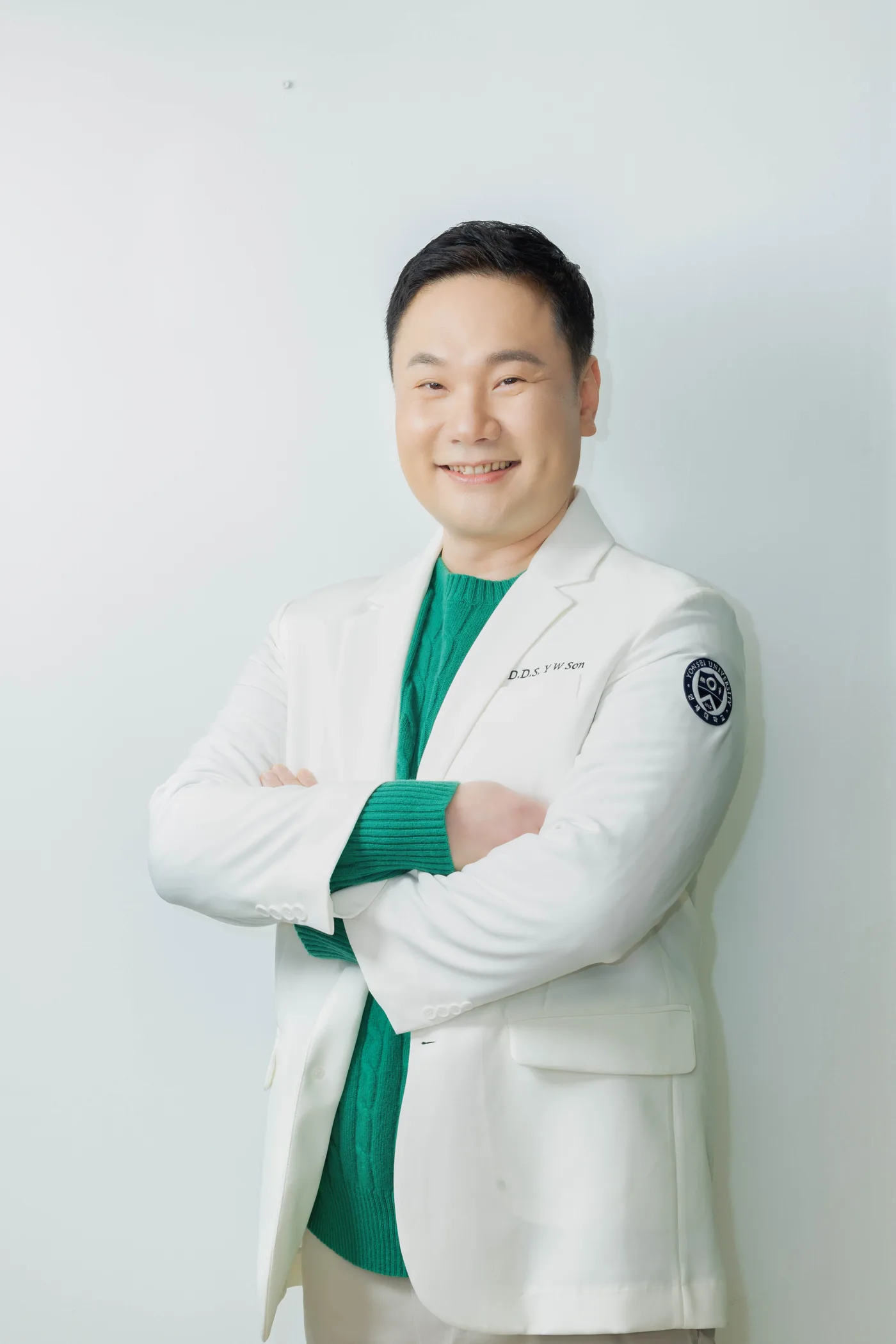 팔짱을 낀 손영우 대표원장 상반신 사진