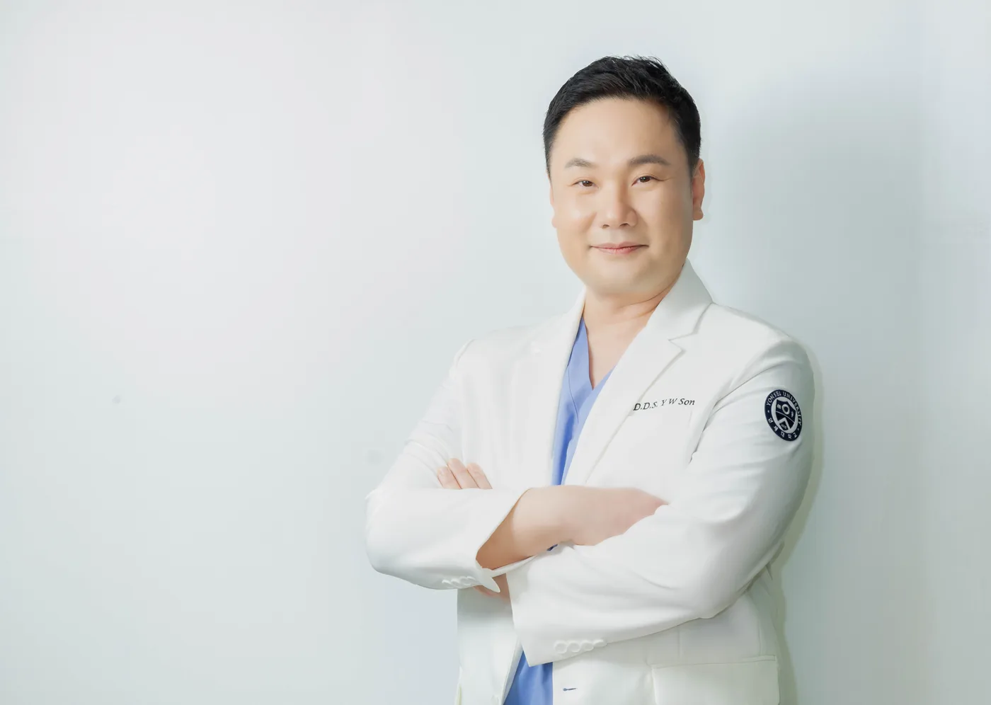 손영우 대표원장 상반신 사진 (가로 구도)