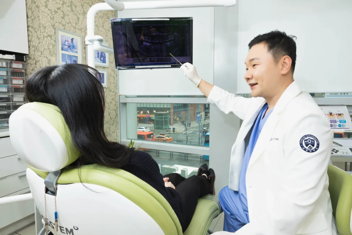 상담실에서 거미스마일의 원인을 설명하는 모니터 화면