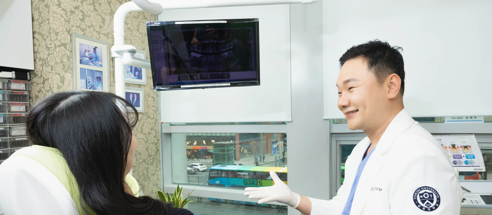 모니터의 X-ray 영상을 보며 체어사이드에서 상담하는 진료실